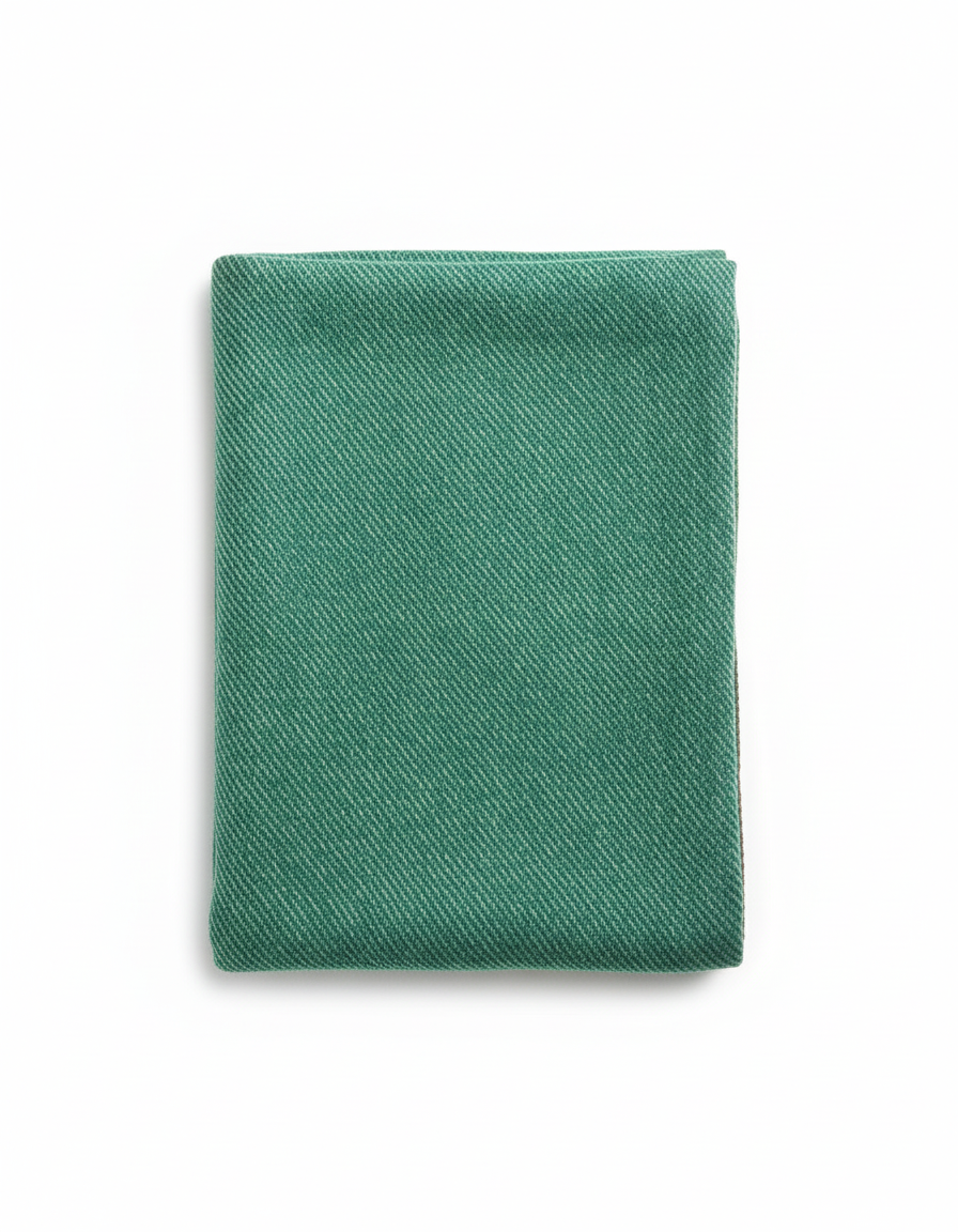 Stola verde sfondo bianco