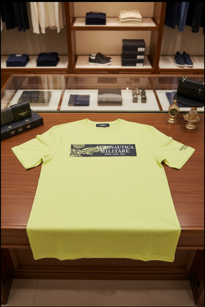 T-shirt aperta sul banco