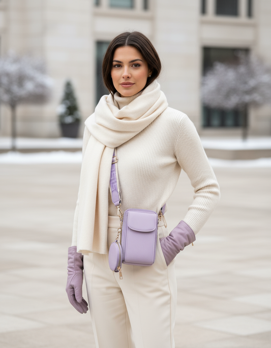 Tracollina lilla con portamonete indossata a tracolla con outfit invernale