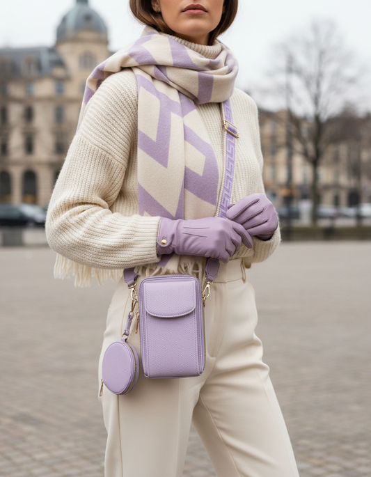 Tracollina lilla con portamonete sulla spalla con outfit invernale