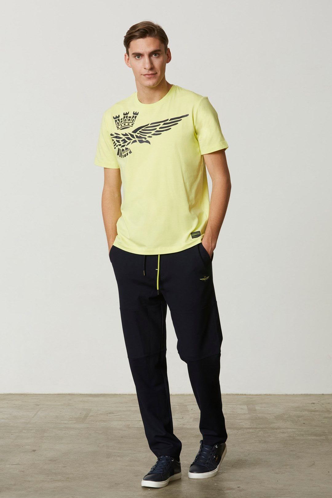 T-shirt uomo giallo lime  Sc-50% Aeronautica Militare con aquila a contrasto