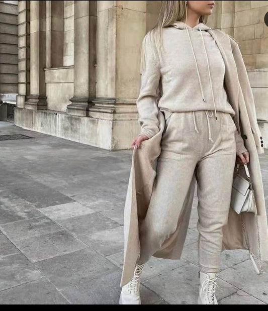 Tuta donna in lana rasata , maglia con cappuccio e pantaloni con polsino alla caviglia