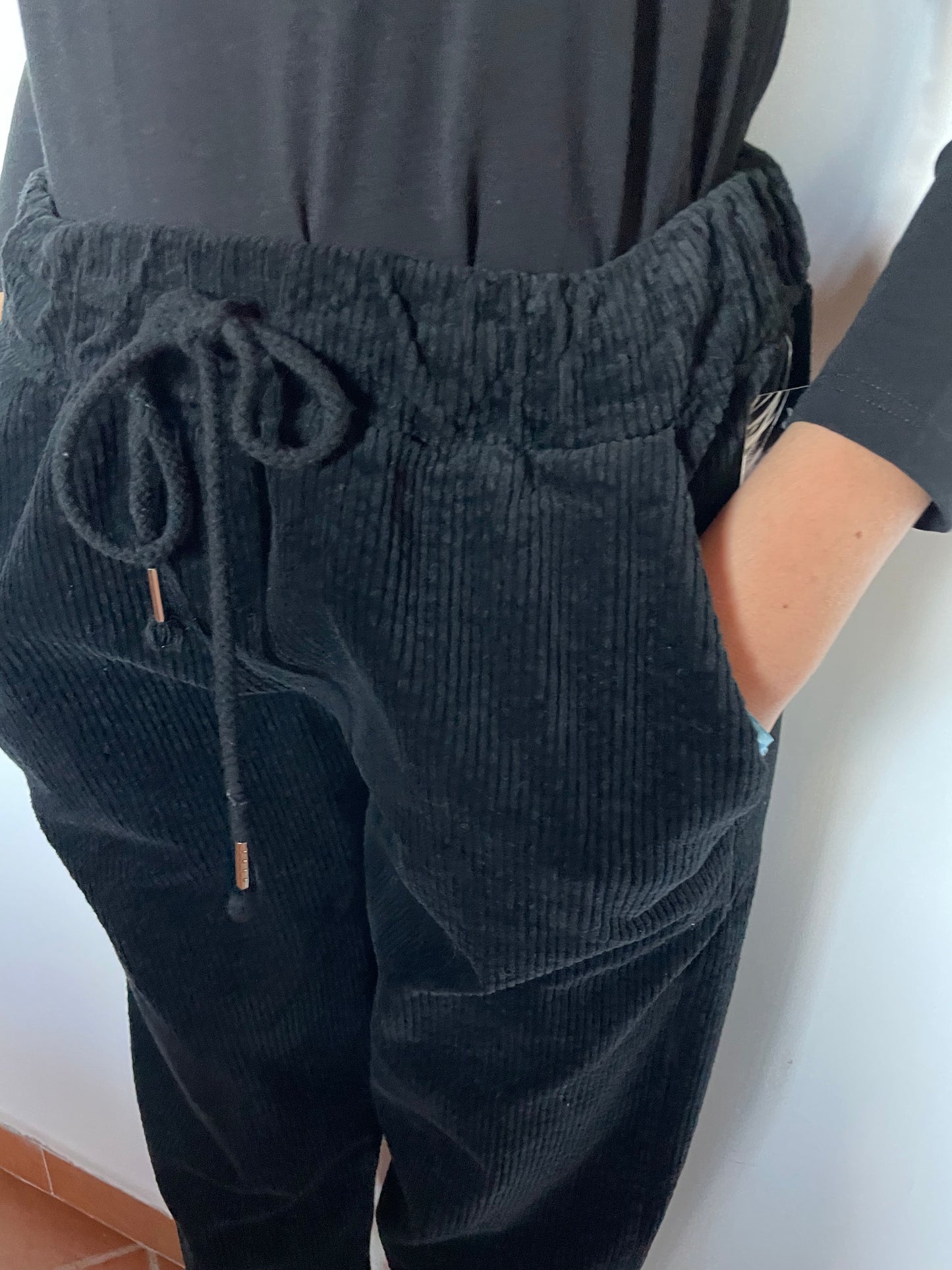 Pantalone Donna nero di velluto a coste SC-50% con laccetto e tasche