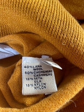 Carica l&#39;immagine nel visualizzatore di Gallery, Cashmere Company maglia uomo senape SC-40%  girocollo lana Cashmere e Seta
