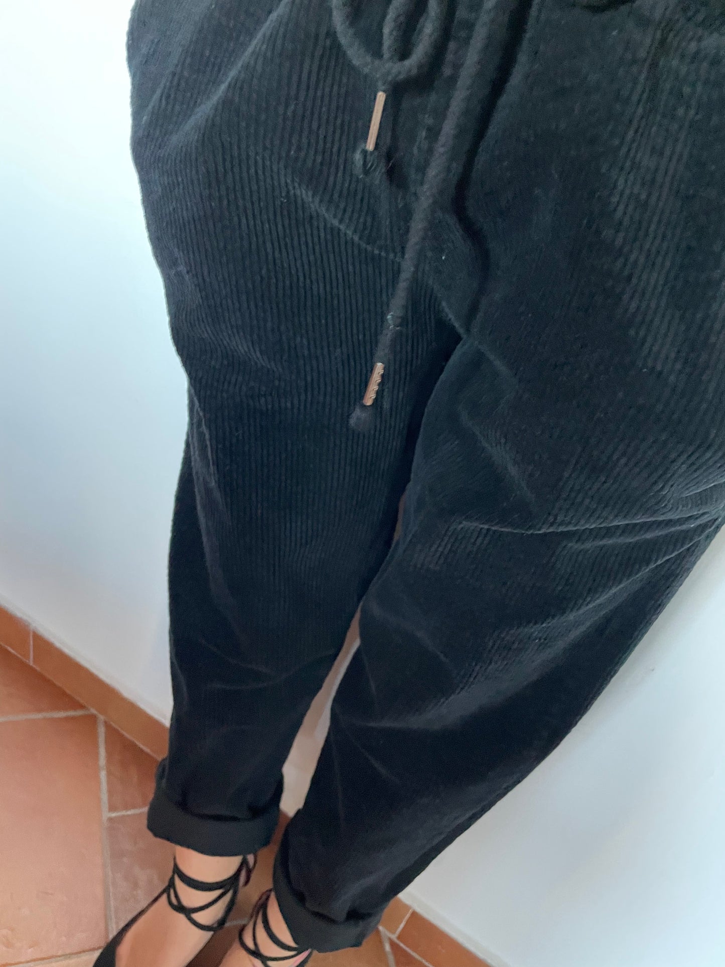 Pantalone Donna nero di velluto a coste SC-50% con laccetto e tasche