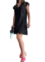 Carica l&#39;immagine nel visualizzatore di Gallery, Vestito donna corto nero stile Positano in Pizzo San Gallo Cashmere Company
