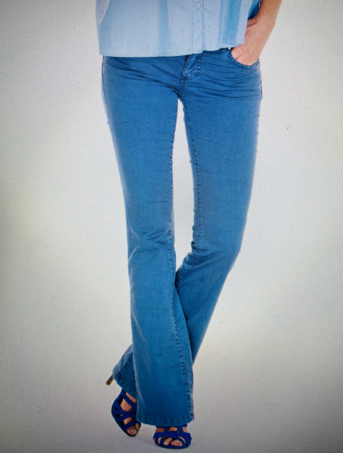 Pantalone donna blu denim gamba zampa push up