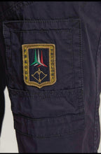 Carica l&#39;immagine nel visualizzatore di Gallery, Aeronautica Militare pantaloncini uomo Blu Sc-30% Con tasconi Frecce tricolori
