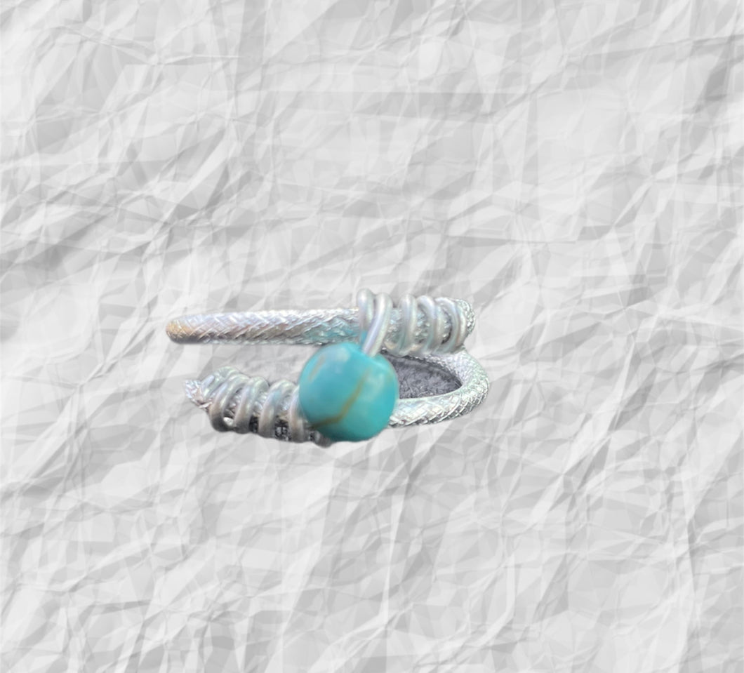 Anello in acciaio con pietra colore azzurro fatto a mano handmade