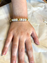 Carica l&#39;immagine nel visualizzatore di Gallery, Bracciale fatto a mano  perline colore oro e Bianco
