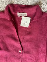 Carica l&#39;immagine nel visualizzatore di Gallery, Camicia donna in Lino sc-50% avvitata Colore Azzurro o Fuxia Cashmere Company  Made in Italy

