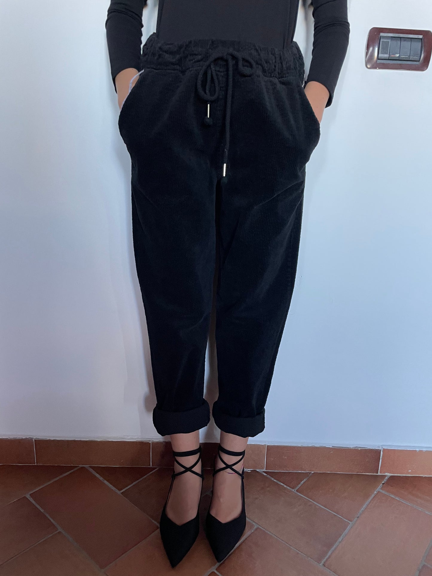 Pantalone Donna nero di velluto a coste SC-50% con laccetto e tasche